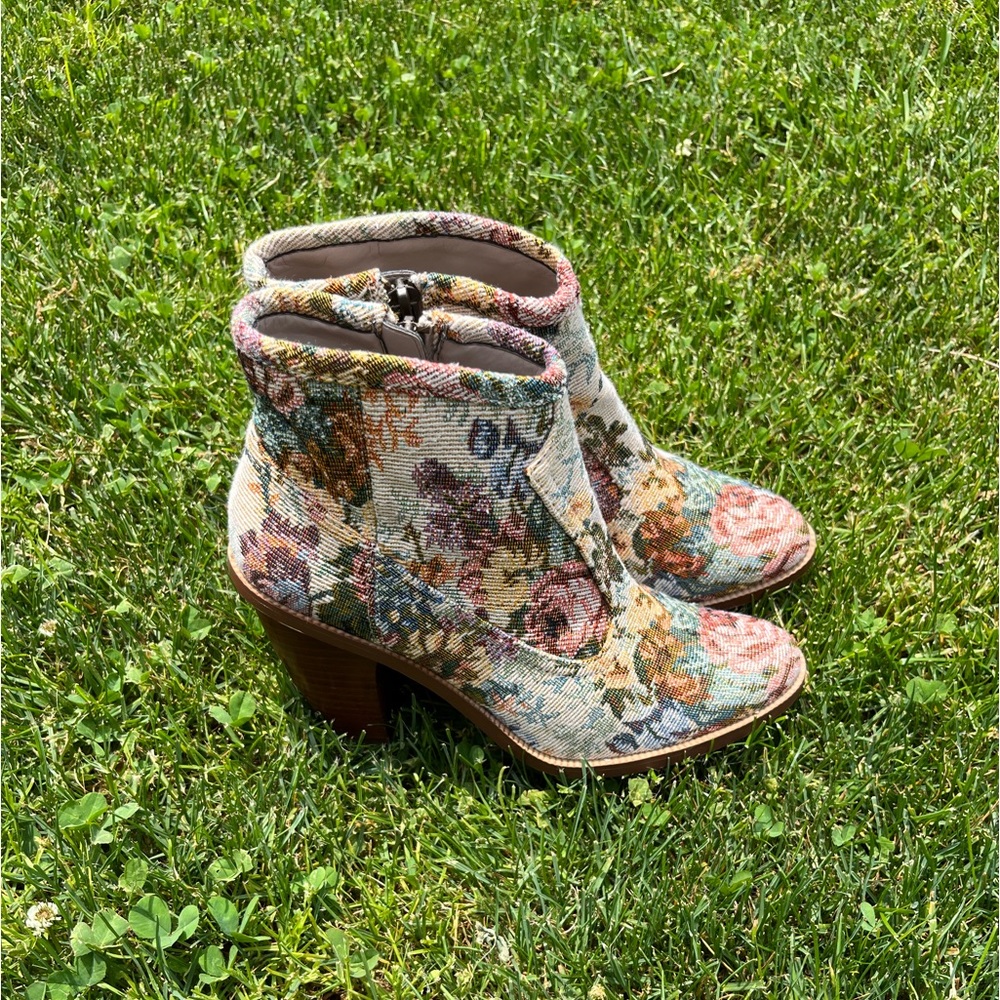 Women’s Hinge Boots with Embroidered Floral Pattern - Picture 2 of 3